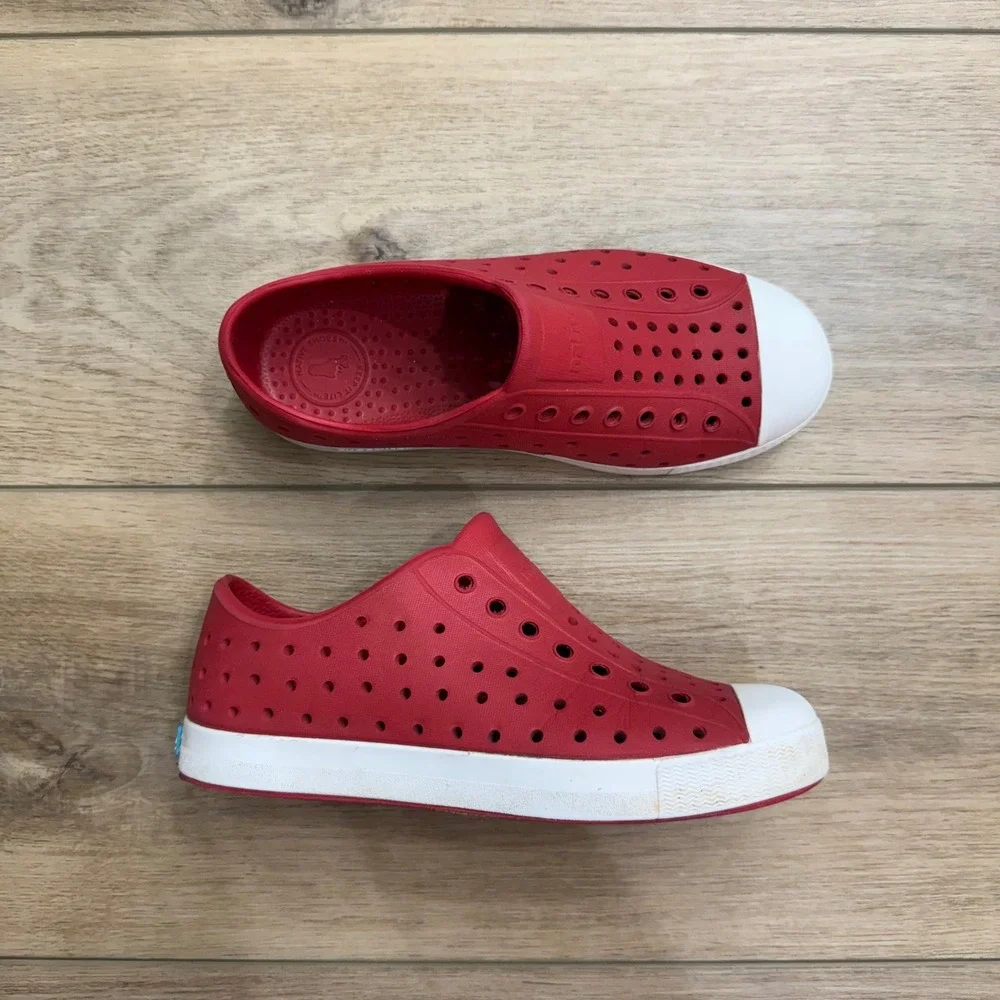 Native Jefferson Sugarlite Kids Red White Slip On Perforated Shoes Size J1